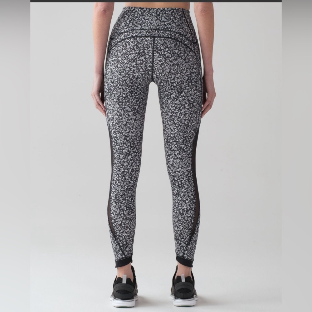 Lululemon Sole Training 7/8 Tight
Daisy Dust Alpine White Black / Black,  size 4